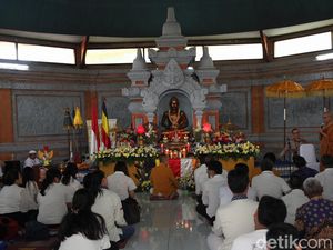 Umat Buddha Lakukan Puja Bakti Waisak di Wihara Arya Dwipa Arama Umat Buddha Lakukan Puja Bakti Waisak di Wihara Arya Dwipa Arama