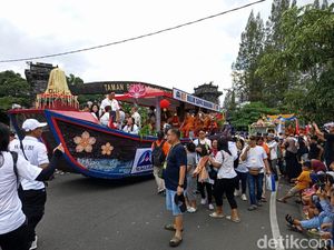 Khidmatnya Kirab Waisak dari Candi Mendut ke Candi Borobudur Khidmatnya Kirab Waisak dari Candi Mendut ke Candi Borobudur