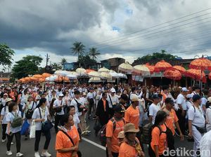 Antusias! Ribuan Warga Padati Rute Kirab Waisak dari Candi Mendut ke Borobudur Antusias! Ribuan Warga Padati Rute Kirab Waisak dari Candi Mendut ke Borobudur