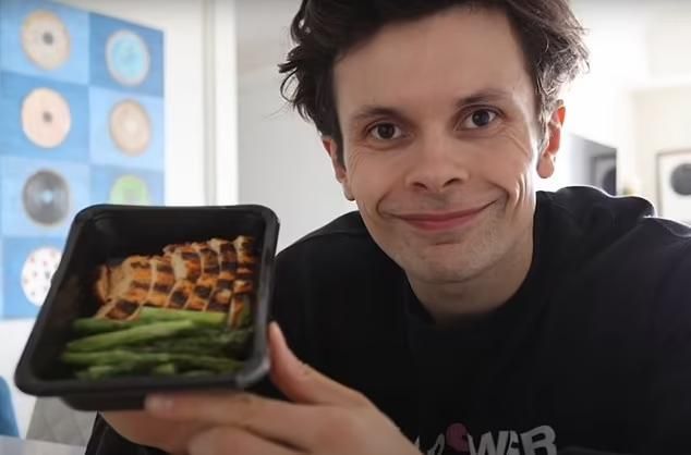 YouTuber Ini Eksperimen Diet Ekstrem yang Bikin Tubuhnya Menderita