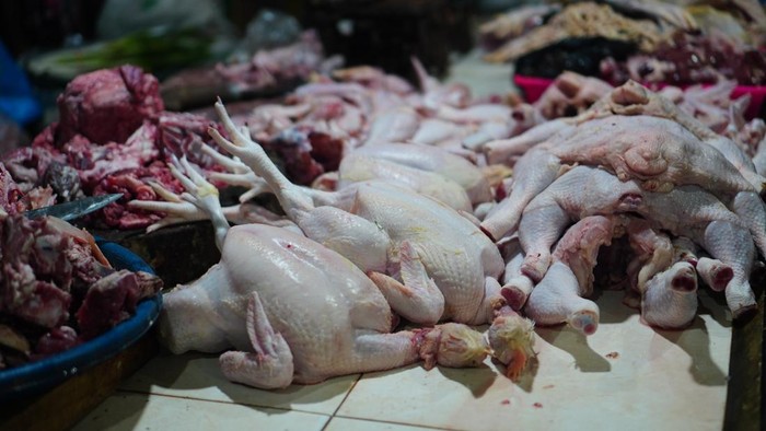 whole fresh chicken and beef sold in traditional markets