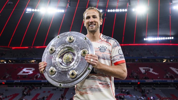 10 May 2025, Bavaria, Munich: Soccer: Bundesliga, Bayern Munich - Bor. Mönchengladbach, Matchday 33, Allianz Arena. Munichs Harry Kane celebrates with the championship trophy. Photo: Tom Weller/dpa - IMPORTANT NOTE: In accordance with the regulations of the DFL German Football League and the DFB German Football Association, it is prohibited to utilize or have utilized photographs taken in the stadium and/or of the match in the form of sequential images and/or video-like photo series. (Photo by Tom Weller/picture alliance via Getty Images)