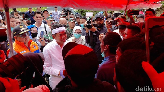 Agus (baju biru mengobrol dengan Dedi Mulyadi) Agus (baju biru mengobrol dengan Dedi Mulyadi)