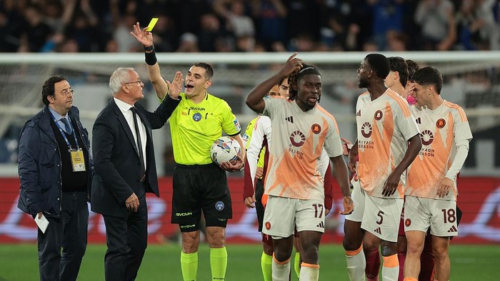BERGAMO, ITALY - MAY 12: Claudio Ranieri Head Coach of AS Roma is shown a yellow card by the Referee Simone Sozza following the final whistle of the Serie A match between Atalanta BC and AS Roma at Gewiss Stadium on May 12, 2025 in Bergamo, Italy. (Photo by Jonathan Moscrop/Getty Images)