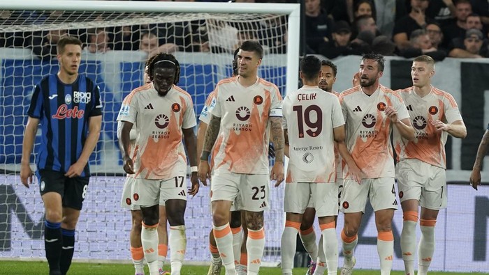 BERGAMO, ITALY - MAY 12:  Bryan Cristante #4 of AS Roma celebrates with his teammates his first goal during the Serie A match between Atalanta and AS Roma at Gewiss Stadium on May 12, 2025 in Bergamo, Italy. (Photo by Pier Marco Tacca/Getty Images)