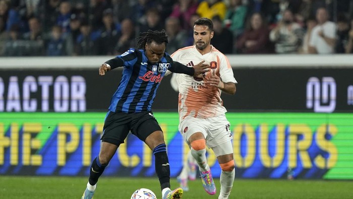 BERGAMO, ITALY - MAY 12:  (L-R) Ademola Lookman of Atalanta BC battles for the ball with Zeki Çelik of AS Roma during the Serie A match between Atalanta and AS Roma at Gewiss Stadium on May 12, 2025 in Bergamo, Italy. (Photo by Pier Marco Tacca/Getty Images)
