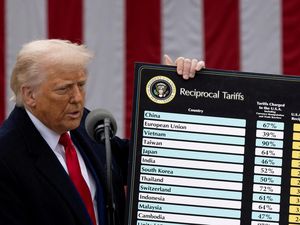 Donald Trump Ancam Apple, Tak Bikin iPhone di AS Kena Tarif 25%! Donald Trump Ancam Apple, Tak Bikin iPhone di AS Kena Tarif 25%!