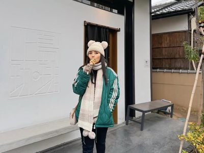 Pose Cantik Ayu Puspa saat Kulineran di Korea Selatan hingga Thailand