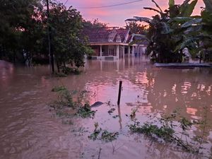 Diguyur Hujan Sejak Siang, Sejumlah Titik di Sumenep Terendam Banjir Diguyur Hujan Sejak Siang, Sejumlah Titik di Sumenep Terendam Banjir
