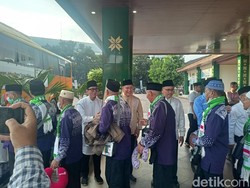 Bupati OKU Teddy Meilwansyah Melepas 370 Jemaah Haji Kloter 9