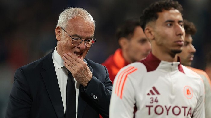 BERGAMO, ITALY - MAY 12: A dejected Claudio Ranieri Head Coach of AS Roma reacts as he leaves the filed of play following the final whistle of the Serie A match between Atalanta BC and AS Roma at Gewiss Stadium on May 12, 2025 in Bergamo, Italy. (Photo by Jonathan Moscrop/Getty Images)