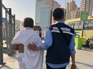 Momen Petugas Gercep Bantu Jemaah Haji Batam yang Bingung Pulang ke Hotel