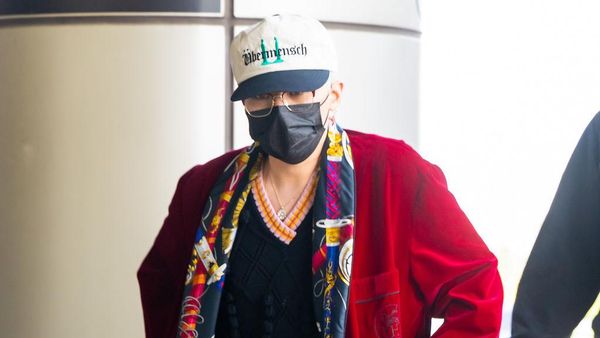 7 Gaya G-Dragon BIGBANG Pakai Jubah Mandi ke Bandara, Tampil Eksentrik