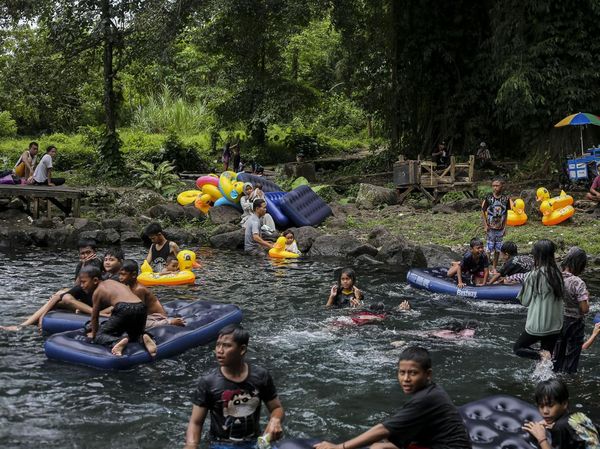 Habiskan Libur Panjang di Wisata Kolam Pemandian Alam Cirahab
