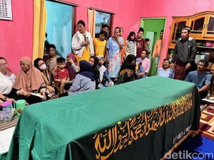 Keluarga Rizal Sampurna Alihkan Donasi untuk Pekerja Migran di Kamboja Keluarga Rizal Sampurna Alihkan Donasi untuk Pekerja Migran di Kamboja