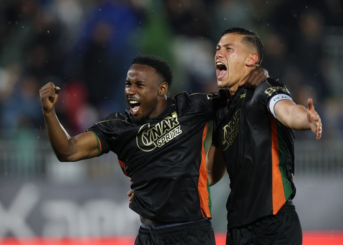 VENICE, ITALY - MAY 12: John Yeboah of Venezia (L) celebrates with teammate Jay Idzes at the end of the Serie A match between Venezia and Fiorentina at Stadio Pier Luigi Penzo on May 12, 2025 in Venice, Italy. (Photo by Timothy Rogers/Getty Images)