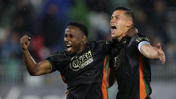 VENICE, ITALY - MAY 12: John Yeboah of Venezia (L) celebrates with teammate Jay Idzes at the end of the Serie A match between Venezia and Fiorentina at Stadio Pier Luigi Penzo on May 12, 2025 in Venice, Italy. (Photo by Timothy Rogers/Getty Images)