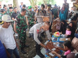 Kapolda Jabar-Pangdam Kunjungi Keluarga Korban Ledakan Amunisi TNI di Garut