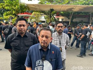 Bukan Mayat, Pria Viral di Tambora Jakbar Ternyata Gendong Biawak