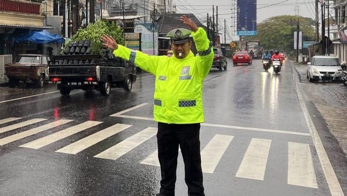 Kondisi kemudian lintas di Kota Batu yang ramai tanpa hambatan pada hari terakhir libur panjang Waisak. Kondisi kemudian lintas di Kota Batu yang ramai tanpa hambatan pada hari terakhir libur panjang Waisak.