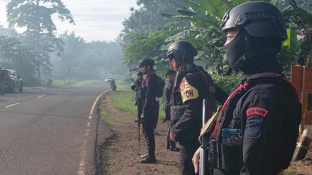 Ledakan dari pemusnahan amunisi yang tidak layak pakai menewaskan 13 orang korban dari TNI AD dan warga sipil di Garut.