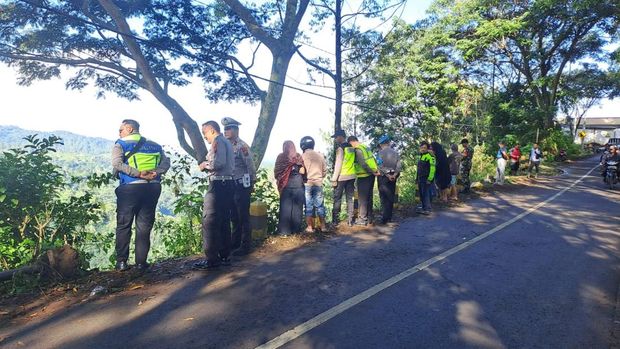 Lokasi jurang kawasan landcruiser muat turis Gunung Bromo mengalami kecelakaan. Delapan orang terluka.