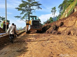 Tebing Setinggi 50 Meter Longsor Tutup Jalur Lumajang - Malang