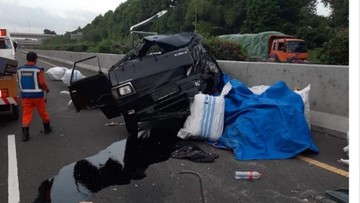 Pikap Ringsek Setelah Kecelakaan Mengerikan di Tol Jagorawi, Dua Penumpang Luka Parah!