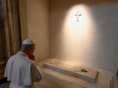 Momen Paus Leo XIV Berdoa di Makam Paus Fransiskus