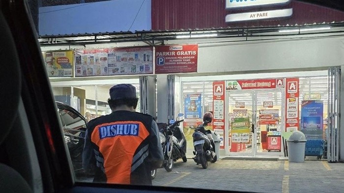 Pria berjulukan Aditiya di Parepare, Sulawesi Selatan (Sulsel), mengaku beling mobilnya digedor-gedor juru parkir (jukir) liar di salah satu minimarket.