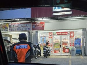 Jukir Liar di Parepare Ngotot Minta Bayaran-Gedor Kaca Mobil Warga Jukir Liar di Parepare Ngotot Minta Bayaran-Gedor Kaca Mobil Warga