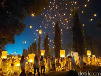 Ribuan Lampion Melayang Hiasi Langit Candi Borobudur
