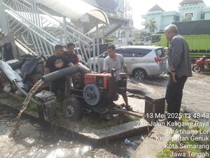 Pemkot Semarang Kerahkan Pompa Portabel, Genangan Kini Surut Pemkot Semarang Kerahkan Pompa Portabel, Genangan Kini Surut