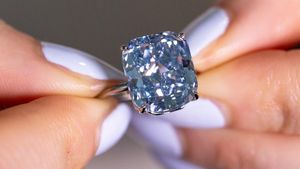 Penampakan Berlian Biru Langka yang Dilelang dengan Harga Fantastis