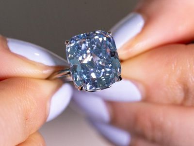 Penampakan Berlian Biru Langka yang Dilelang dengan Harga Fantastis