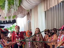 Pernikahan Viral Kolaborasi Unik Baju India, Tradisi Jawa & Prosesi Pramuka