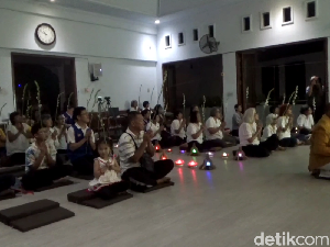 Umat Buddha Tulungagung Gelar Puja Bhakti di Detik-detik Waisak Umat Buddha Tulungagung Gelar Puja Bhakti di Detik-detik Waisak