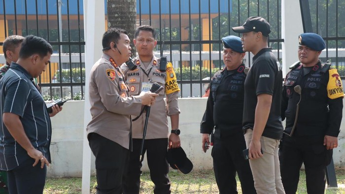 Polisi menerjunkan 1.146 personel untuk mengamankan Konferensi Persatuan Parlemen Negara-Negara yang tergabung dalam Organisasi Konferensi Islam (OKI) di DPR. (Dok istimewa). Polisi menerjunkan 1.146 personel untuk mengamankan Konferensi Persatuan Parlemen Negara-Negara yang tergabung dalam Organisasi Konferensi Islam (OKI) di DPR. (Dok istimewa).