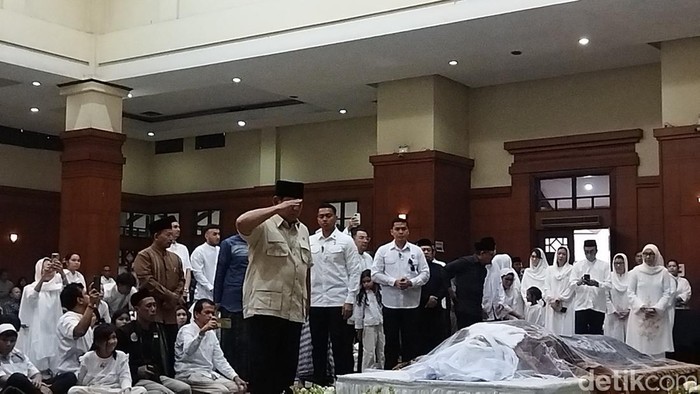 Prabowo beri hormat terakhir ke mayit Eddie Mardjoeki Nalapraya. Prabowo beri hormat terakhir ke mayit Eddie Mardjoeki Nalapraya.