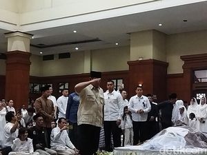 Prabowo Beri Hormat Terakhir ke Jenazah Eks Wagub DKI Eddie Nalapraya