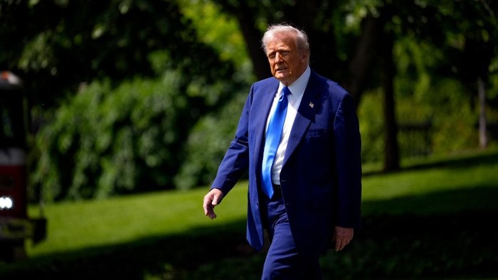 Presiden AS Donald Trump WASHINGTON, DC - MAY 12: U.S. President Donald Trump departs the White House on May 12, 2025, in Washington, DC. President Trump is traveling to Saudi Arabia, the first stop on his four-day trip to the Middle East, the first diplomatic international trip of his second term. Andrew Harnik/Getty Images/AFP (Photo by Andrew Harnik / GETTY IMAGES NORTH AMERICA / Getty Images via AFP)