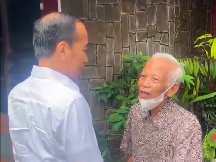 Presiden ke-7 RI Jokowi mendatangi dosen pembimbing akademik semasa dirinya kuliah di UGM. Jokowi menyampaikan dirinya tiba untuk bersilaturahmi. (IG @jokowi) Presiden ke-7 RI Jokowi mendatangi dosen pembimbing akademik semasa dirinya kuliah di UGM. Jokowi menyampaikan dirinya tiba untuk bersilaturahmi. (IG @jokowi)