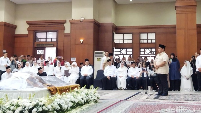 Presiden Prabowo Subianto melayat mayit mantan Wagub Jakarta 1984-1987 yang juga mantan Ketum IPSI, Eddie Marjoeki Nalapraya (Kurniawan F/detikcom) Presiden Prabowo Subianto melayat mayit mantan Wagub Jakarta 1984-1987 yang juga mantan Ketum IPSI, Eddie Marjoeki Nalapraya (Kurniawan F/detikcom)