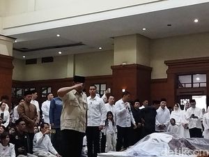 Video: Penghormatan Terakhir Prabowo untuk Eks Wagub DKI Eddie Nalapraya Video: Penghormatan Terakhir Prabowo untuk Eks Wagub DKI Eddie Nalapraya