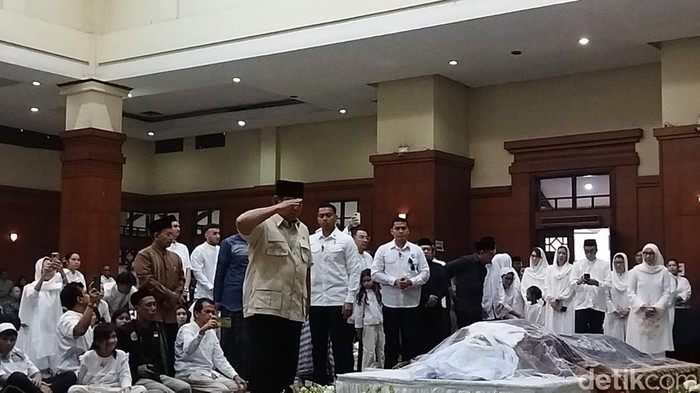 Presiden Prabowo Subianto melayat mayat mantan Wagub Jakarta 1984-1987 yang juga mantan Ketum IPSI, Eddie Marjoeki Nalapraya (Kurniawan F/detikcom)