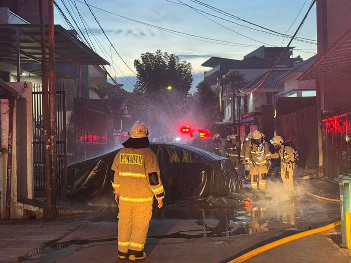 Proses pemadaman kendaraan beroda empat listrik BYD Seal yang terbakar di dalam garasi rumah di Jakbar. Proses pemadaman kendaraan beroda empat listrik BYD Seal yang terbakar di dalam garasi rumah di Jakbar.