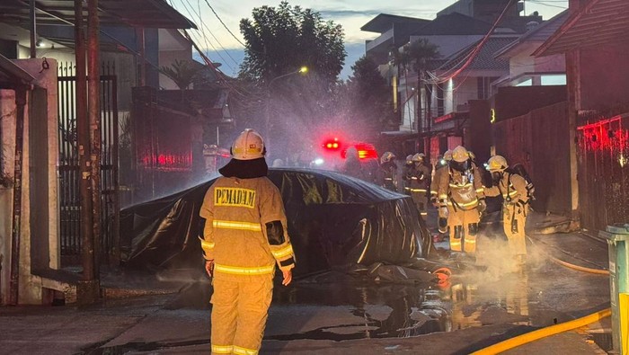 Proses pemadaman kendaraan beroda empat listrik BYD Seal yang terbakar di dalam garasi rumah di Jakbar. Proses pemadaman kendaraan beroda empat listrik BYD Seal yang terbakar di dalam garasi rumah di Jakbar.