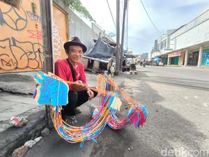 Suka Duka Rahman 8 Tahun Jadi Penjual Mainan Kuda Lumping