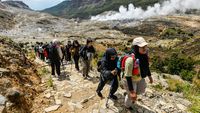 Ramainya Pendakian Gunung Papandayan Saat Libur Panjang