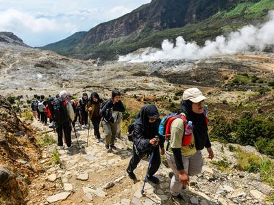 Ramainya Pendakian Gunung Papandayan Saat Libur Panjang
